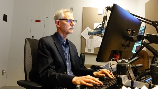 NRC_CNRC's tweet photo. Thank you, @LaurenceWall, for lending your voice to broadcast the NRC's official time signal on #CBCRadioCanada.

Although the CBC broadcast was discontinued, those who want to hear the #OfficialTime can call our NRC telephone talking clock by dialing 613-745-1576. #NRCTimeSignal https://t.co/0ziRZLO0ff