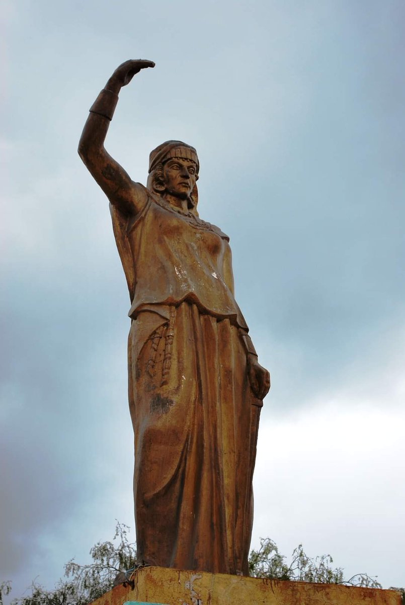 maelassal's tweet photo. Statue de La #Kahina "Dihya Tadmut", reine-guerrière des #Aurès au VIIe siècle, à Baghaï, sa ville natale, dans la wilaya de #Khenchela l'antique Mascula 🇩🇿
#Algérie
#خنشلة
#Dihya
#الجزائر https://t.co/yjvdJmZMU0