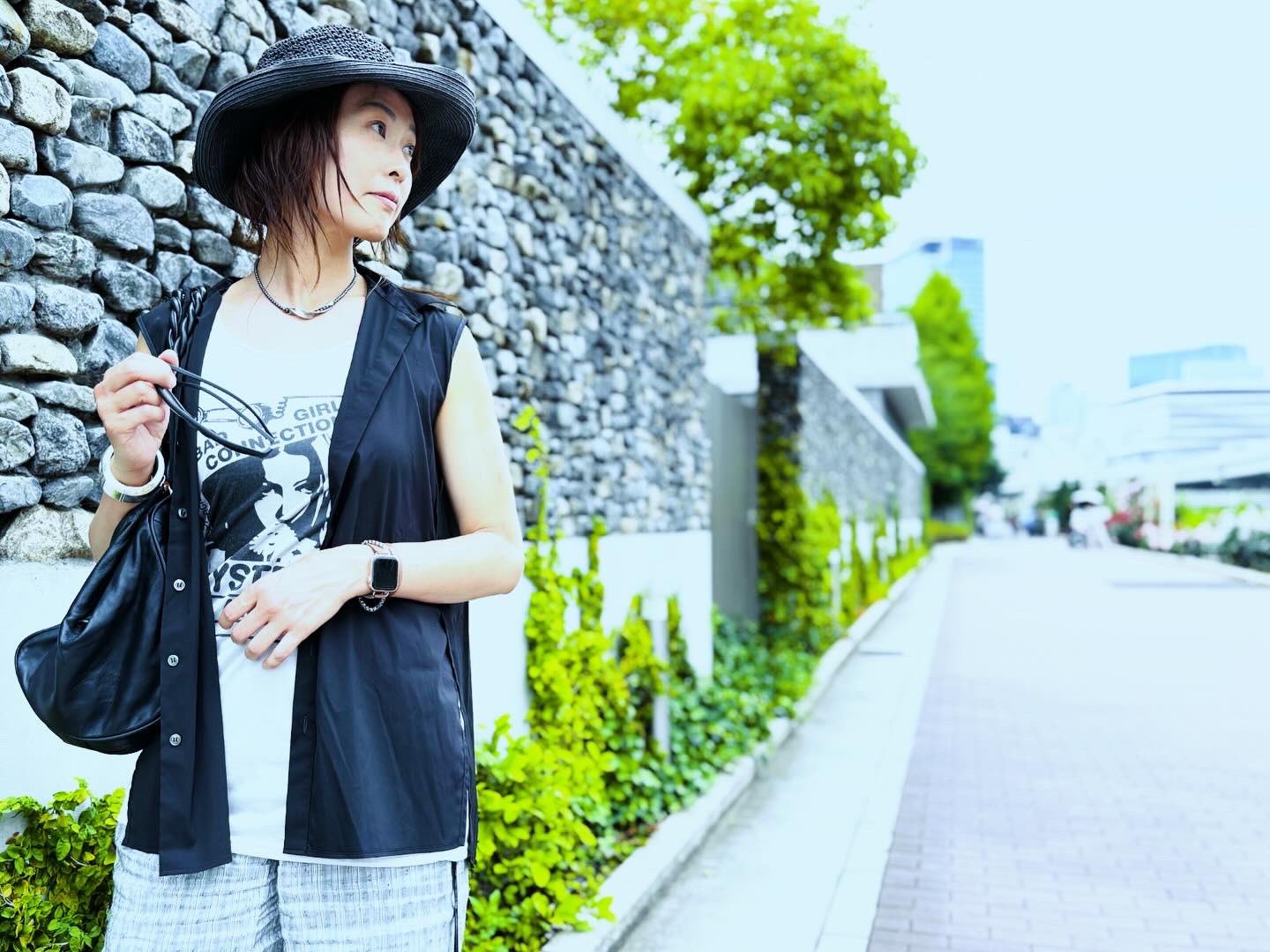「ばらの小径」を歩くばらさん
