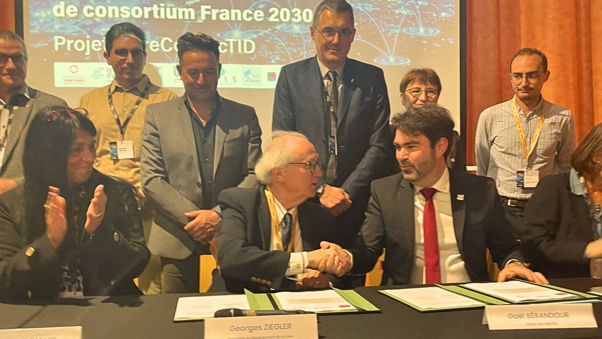 Dep_Loire42's tweet photo. [Numérique] Le Département de la Loire confirme son avancée dans le domaine du numérique ! Signature de la convention "LoireConnecTID" entre le Département de la Loire et la Banque des Territoires. @BanqueDesTerr @SeverineReynau1 https://t.co/wb26GuZOcd