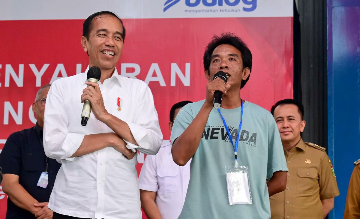 jokowi's tweet photo. Distribusi bantuan pangan telah berjalan baik dan berpotensi dilanjutkan, tergantung ketersediaan APBN dan akan diumumkan pada pertengahan bulan Juni. 

Pemberian bantuan pangan seperti di Kota Lubuklinggau ini dilakukan pemerintah untuk membantu masyarakat memenuhi kebutuhan dasarnya, sekaligus memastikan transparansi serta responsifnya pemerintah dalam menanggapi kebutuhan masyarakat terkait kualitas bantuan pangan.

*** 
Foto: Muchlis Jr - Biro Pers Sekretariat Presiden
Lokasi: Gudang Bulog Kota Lubuklinggau, Provinsi Sumatera Selatan. Kamis, 30 Mei 2024.
