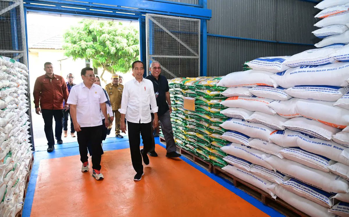 jokowi's tweet photo. Distribusi bantuan pangan telah berjalan baik dan berpotensi dilanjutkan, tergantung ketersediaan APBN dan akan diumumkan pada pertengahan bulan Juni. 

Pemberian bantuan pangan seperti di Kota Lubuklinggau ini dilakukan pemerintah untuk membantu masyarakat memenuhi kebutuhan dasarnya, sekaligus memastikan transparansi serta responsifnya pemerintah dalam menanggapi kebutuhan masyarakat terkait kualitas bantuan pangan.

*** 
Foto: Muchlis Jr - Biro Pers Sekretariat Presiden
Lokasi: Gudang Bulog Kota Lubuklinggau, Provinsi Sumatera Selatan. Kamis, 30 Mei 2024.