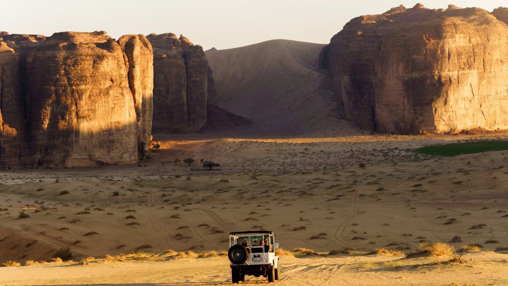 جولة سفاري مذهلة تنتظرك من قلب العلا 🇸🇦 لاستكشاف الأودية والأخاديد الصحراوية المميزة تنتظرك 4 ساعات من الإثارة