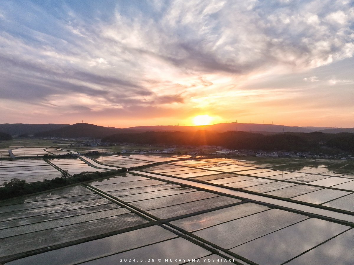 昨日は空が焼ける予感がしたため、帰路もこの場所に立ち寄り、夕焼けに染まる水田を撮影しました。七尾市中島町にて。