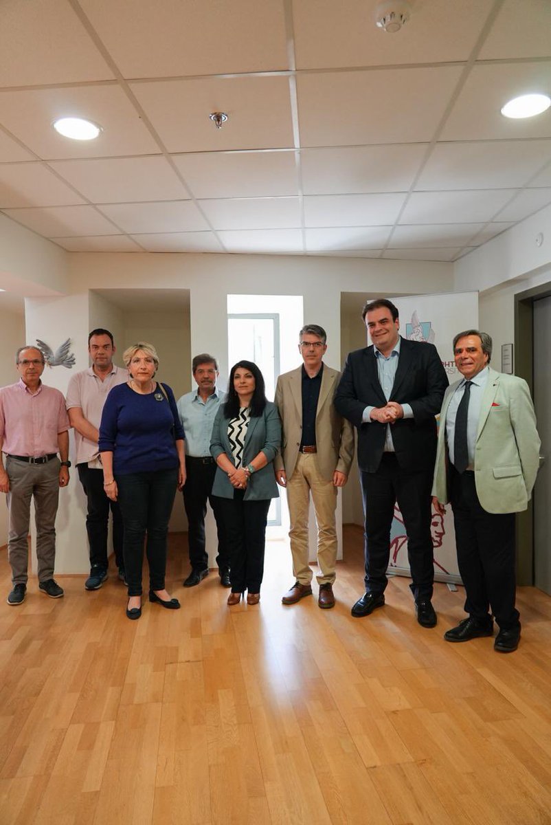 Pierrakakis's tweet image. Στα Χανιά συζητήσαμε με εκπροσώπους των πρυτανικών αρχών και μέλη ΔΕΠ του @tuc_chania για τις ανάγκες και τις επόμενες πρωτοβουλίες του Ιδρύματος. Το επόμενο διάστημα ξεκινούν οι εργασίες ανέγερσης νέων εστιών, που θα προσθέσουν 180 επιπλέον κλίνες για τη στέγαση φοιτητών.