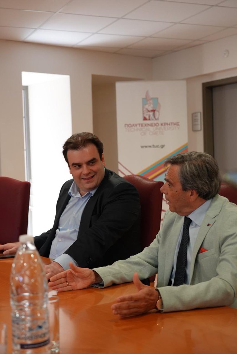 Pierrakakis's tweet image. Στα Χανιά συζητήσαμε με εκπροσώπους των πρυτανικών αρχών και μέλη ΔΕΠ του @tuc_chania για τις ανάγκες και τις επόμενες πρωτοβουλίες του Ιδρύματος. Το επόμενο διάστημα ξεκινούν οι εργασίες ανέγερσης νέων εστιών, που θα προσθέσουν 180 επιπλέον κλίνες για τη στέγαση φοιτητών.