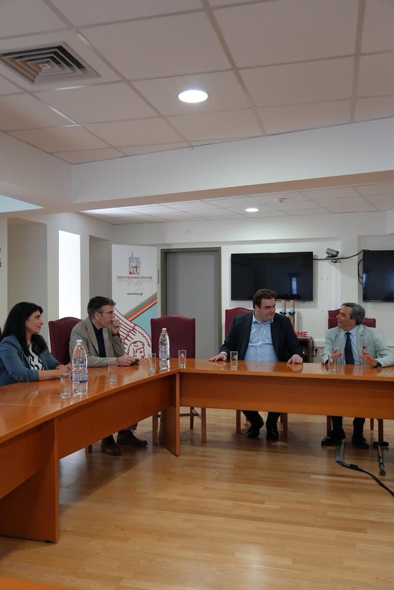 Pierrakakis's tweet image. Στα Χανιά συζητήσαμε με εκπροσώπους των πρυτανικών αρχών και μέλη ΔΕΠ του @tuc_chania για τις ανάγκες και τις επόμενες πρωτοβουλίες του Ιδρύματος. Το επόμενο διάστημα ξεκινούν οι εργασίες ανέγερσης νέων εστιών, που θα προσθέσουν 180 επιπλέον κλίνες για τη στέγαση φοιτητών.