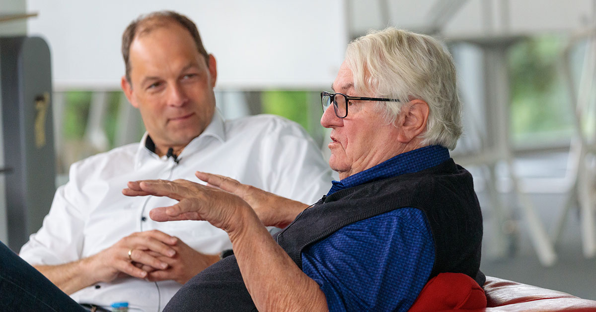HPI_DE's tweet photo. Anlässlich des 25. HPI-Jubiläums hat sich #HassoPlattner die Zeit genommen, um mit Studierenden in den Dialog zu treten und ihre Fragen zu beantworten - moderiert von HPI-Geschäftsführer Prof. @rherbrich. Danke für den Besuch!💡 https://t.co/xY2l8Gy92u
📸Fotos: Reinhardt &amp; Sommer https://t.co/Ton4tqg8g9