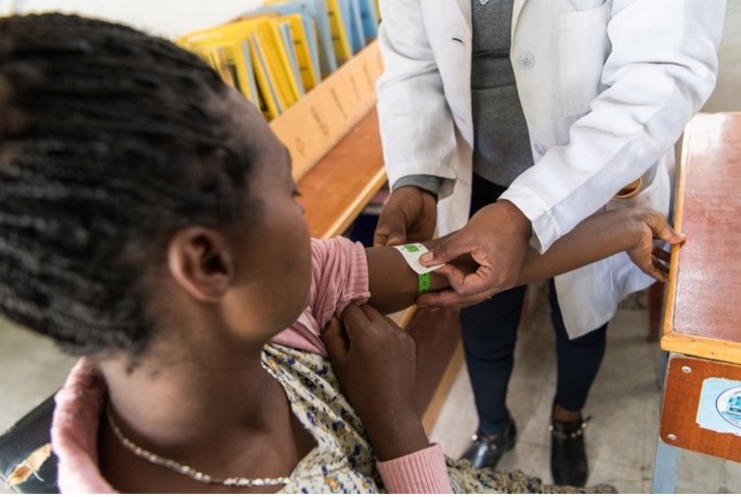 By prioritizing access to care, Ethiopia is saving the lives of mothers nationwide. Improved coverage of life-saving interventions reduced the country’s maternal mortality rate from 953 per 100,000 live births in 2000 to 267 in 2020. bit.ly/3UTnqsn