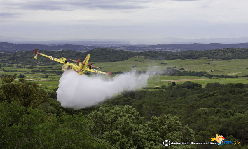 #Prévention des risques de feux de forêt Le 24 mai, J. Bonet @Prefet30 s'est rendu sur la commune de Lirac en présence des sapeurs-pompiers pour assister à la présentation des dispositifs de prévention et de lutte des feux de forêts. En savoir plus: sdis30.fr/Pages/Le-pr%C3…