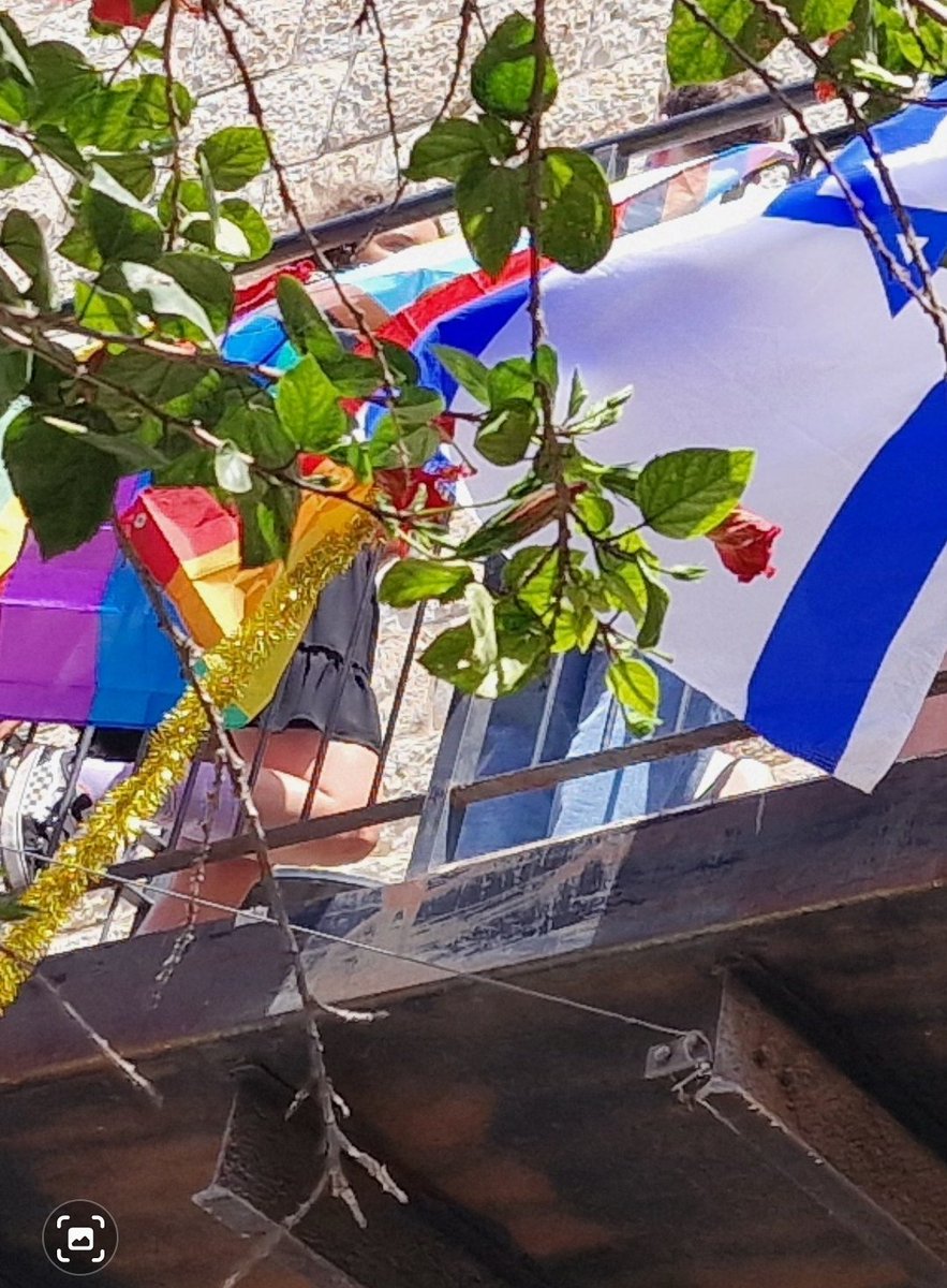 Nella tanto vituperata #Israele sfila indisturbato il #gaypride. Nei territori controllati dai tanto amati palestinesi neanche una spilletta arcobaleno.
I cretini in kefiah che attaccano gli ebrei nelle nostre università dovrebbero venire qui. E poi andare a #Gaza.