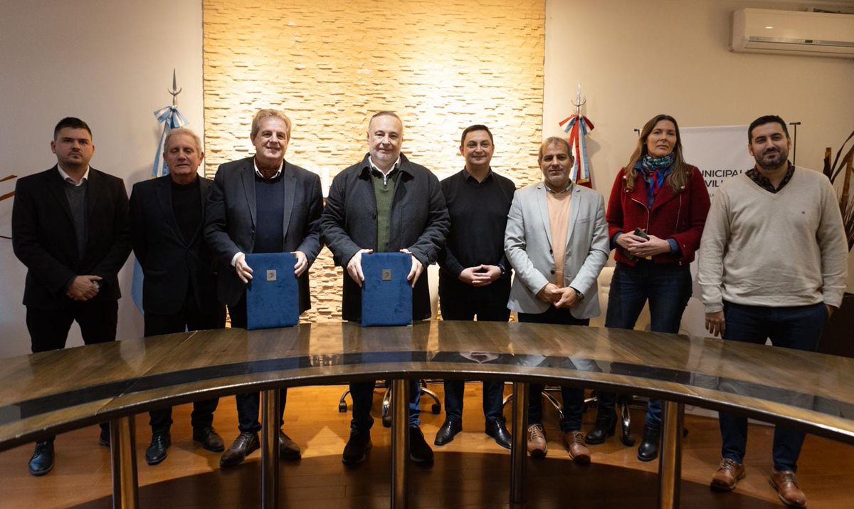 munivillamaria's tweet photo. La @munivillamaria y el Colegio de Escribanos, firmaron un convenio para regularizar escrituras de viviendas en Villa María. 

El objetivo es facilitar la entrega de títulos a vecinos sin documentos, con costos bajos para todos. 

#VillaMaríaMásHumana https://t.co/I2BYHHpDHQ