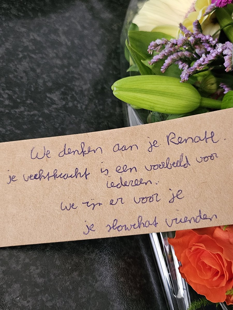 Wat een ontzettend mooie bos bloemen van de Slowchat groep,