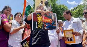 FIR Darj Hui MLA Jitendra Awhad Ke Khilaf At Pune, Protest Ke Dauran Dr. Babasaheb Ambedkar Ka Photo Phaadne Ka Mamla

Read Full News: bit.ly/4bAwjy4

#AmbedkarPhoto #FIRFiled #jitendraawhad #MaharashtraPolitics #mlajitendraawhad #ncpleader #NCPProtest