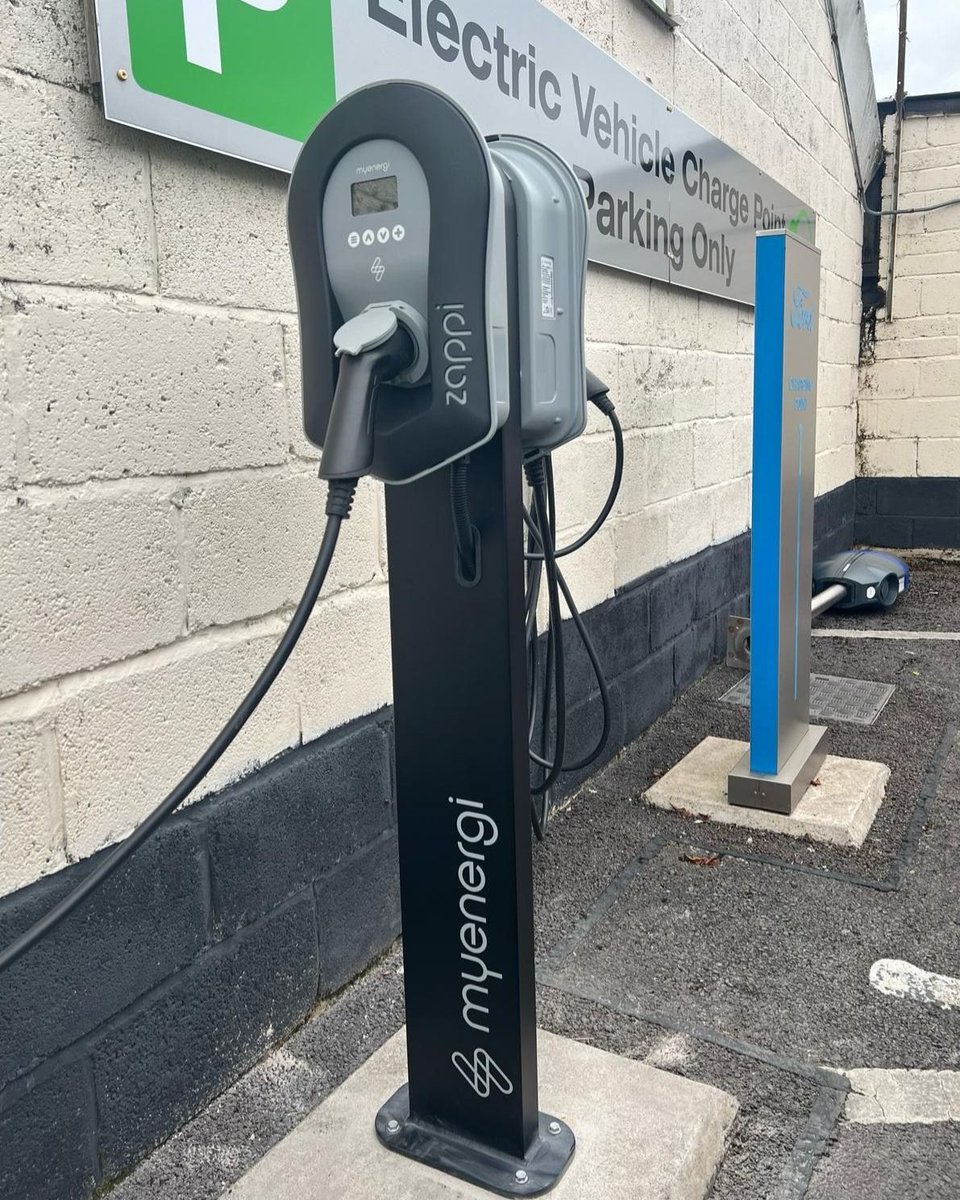 Ultrafast 22kW MyEnergi Zappi EV Charge Point installed on a duel post in Chipping Sodbury, South Gloucestershire.

#electrician #solar #solarinstaller #solarenergy #bristol