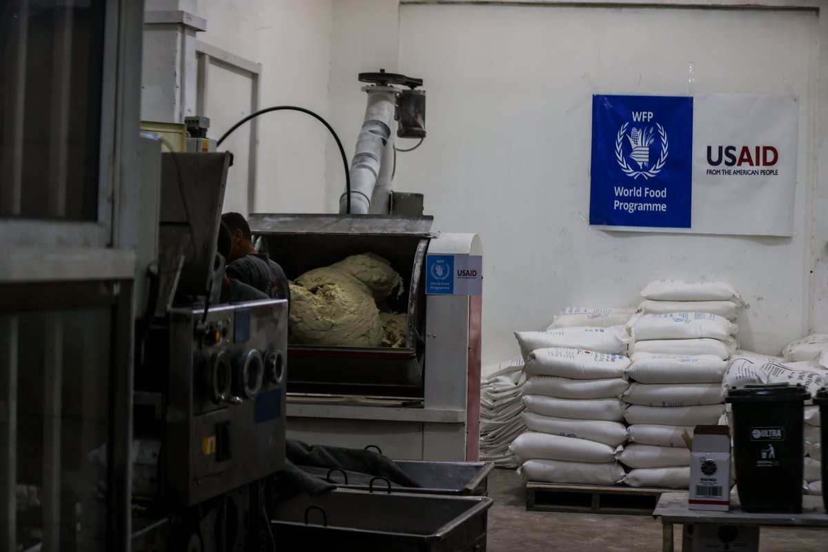 As humanitarian conditions deteriorate in Gaza, greater access to food & other lifesaving aid is vital. With @USAID support, @WFP has helped deliver flour to 5 bakeries in northern Gaza, including one recently opened in Jabalia capable of producing 3,500 bread parcels daily.