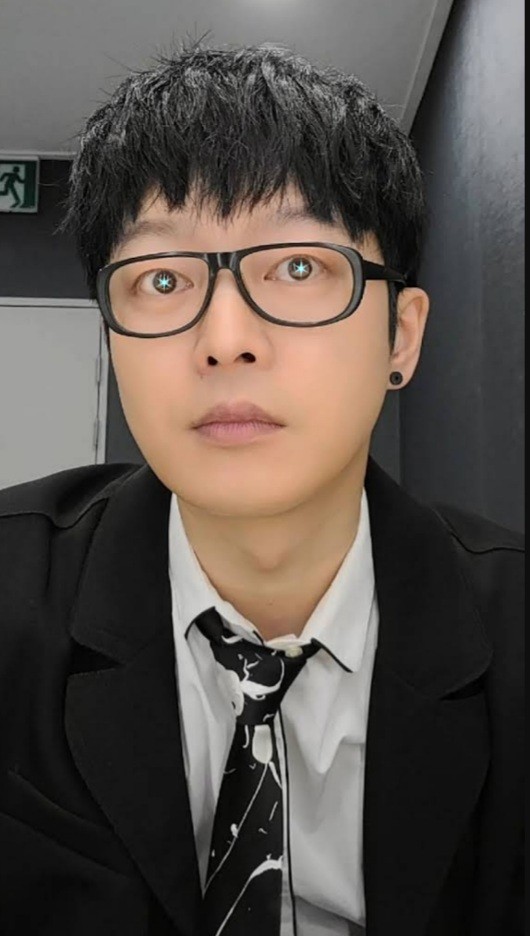 Riruv3's tweet photo. 현우 눈에 별 넣기 https://t.co/mdMKamIcnx