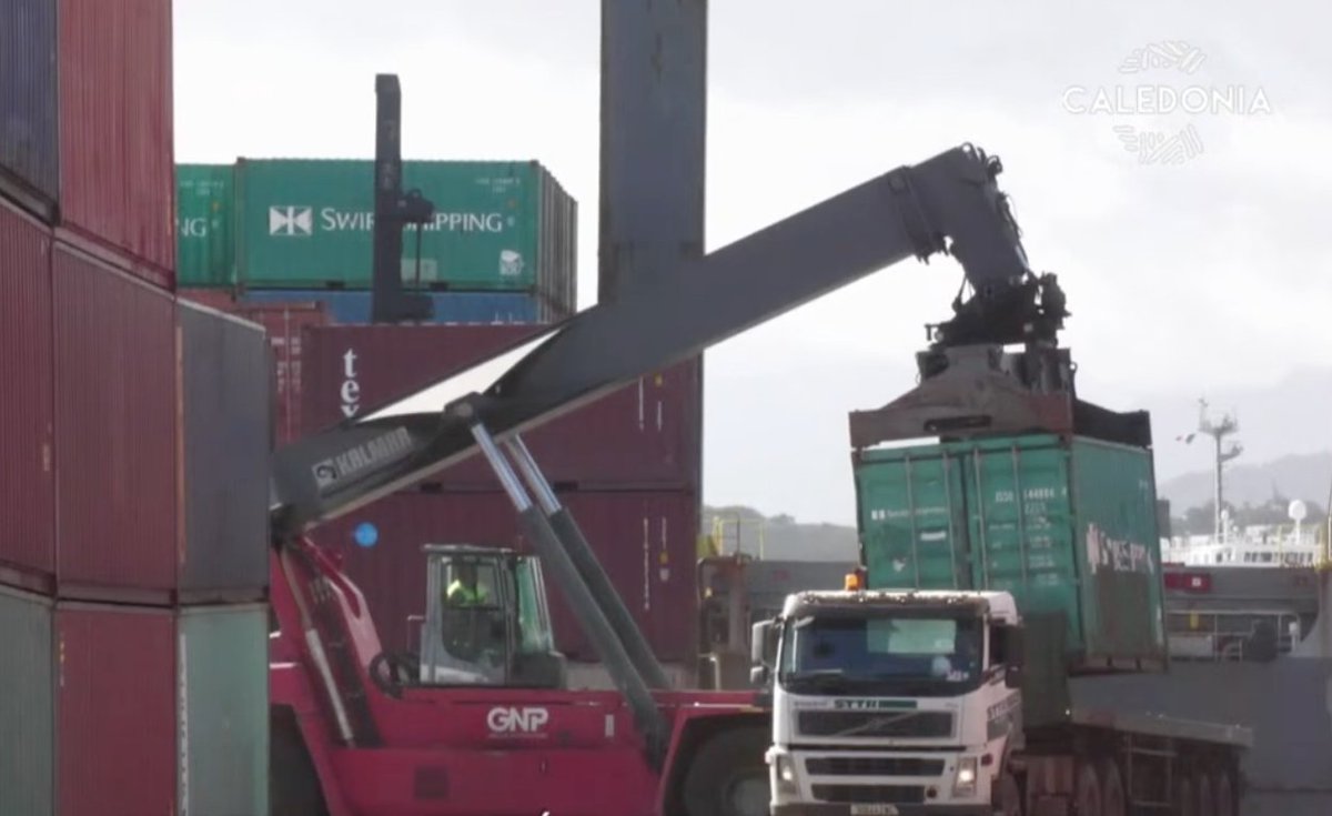 #NouvelleCalédonie : Le Port Autonome reprend progressivement son activité après les blocages ➡️tinyurl.com/4av57t7b ➡️ Environ 650 conteneurs ont pu être acheminés au Port Autonome, qui est parvenu a maintenu une activité minimale dans la zone portuaire. Cependant, la
