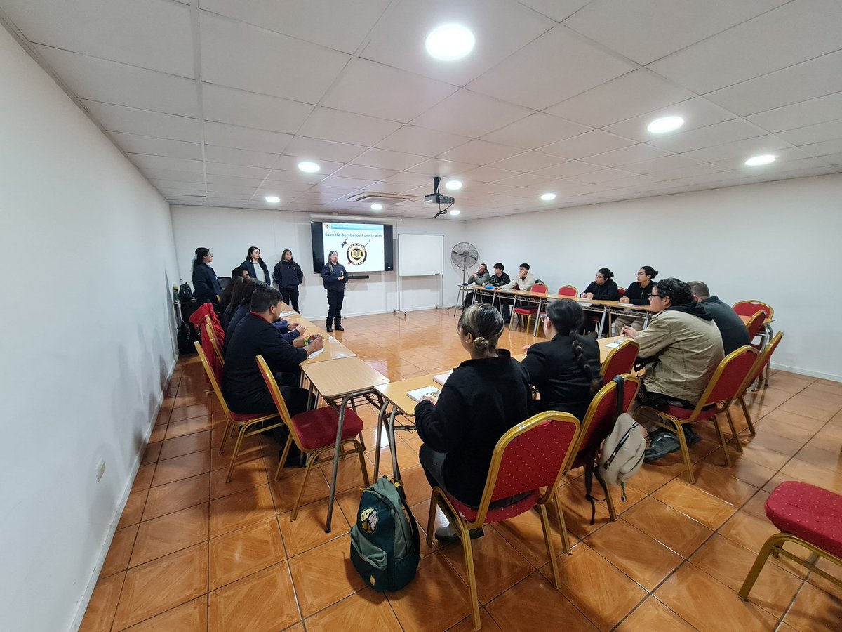 EBPA_Bomberos's tweet photo. Hemos dado inicio a la segunda etapa del Primer Proceso de Aspirantes 2024, con las clases teorico-practocas. Tres cursos paralelos en capacitación. Éxitos a todos. https://t.co/eLBtTZCTfd