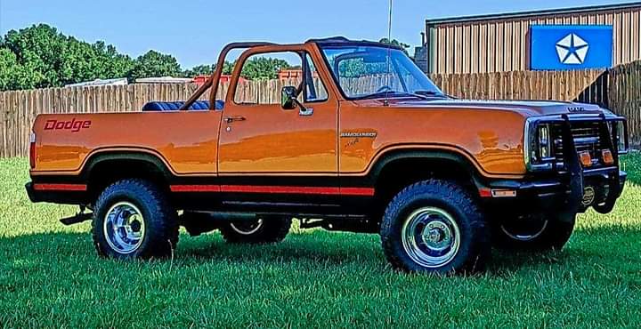 Dodge Ramcharger!
1980 model with the Macho 4wd package.!! Sweet! #ThrowbackThursday 🔙 🔥 ♥ The 80s !! Random Edition