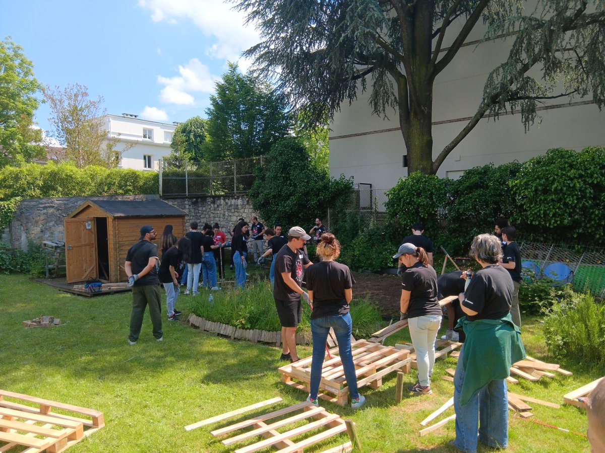Fondsef's tweet photo. Le 25 mai, la clinique FSEF Sceaux a reçu ROCKCORPS !

Des jeunes bénévoles ont préparé un jardin d’été pour nos patients-élèves en échange d'une place de concert à l’Accor Arena. Une belle mobilisation !

#ROCKCORPS #Solidarité #Bénévolat #FSEF https://t.co/Cvj86nG594