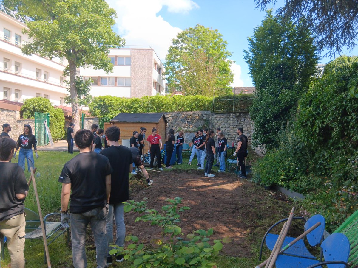 Fondsef's tweet photo. Le 25 mai, la clinique FSEF Sceaux a reçu ROCKCORPS !

Des jeunes bénévoles ont préparé un jardin d’été pour nos patients-élèves en échange d'une place de concert à l’Accor Arena. Une belle mobilisation !

#ROCKCORPS #Solidarité #Bénévolat #FSEF https://t.co/Cvj86nG594