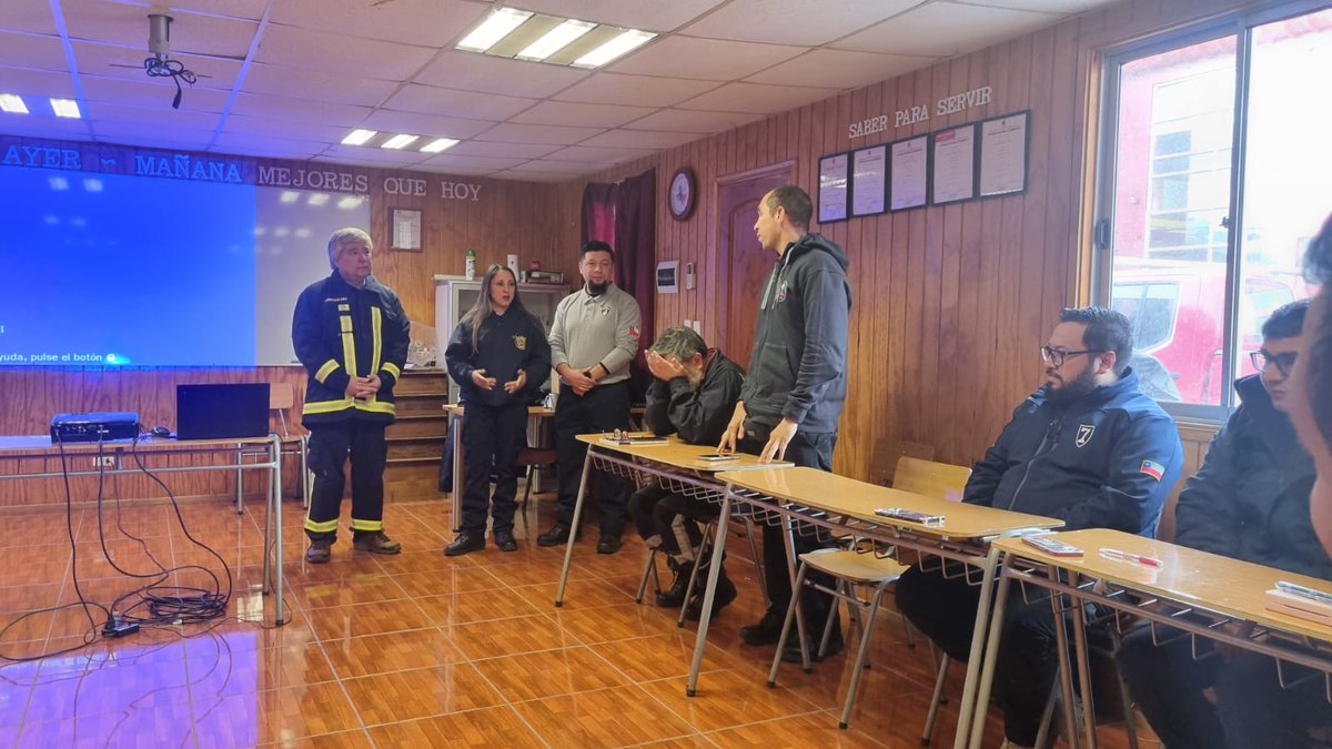 EBPA_Bomberos's tweet photo. Curso de riesgos eléctricos de la malla Profesional para bomberos realizado el sábado 25 de mayo. Felicitaciones a todos y todas. https://t.co/hvKjCTzFnb