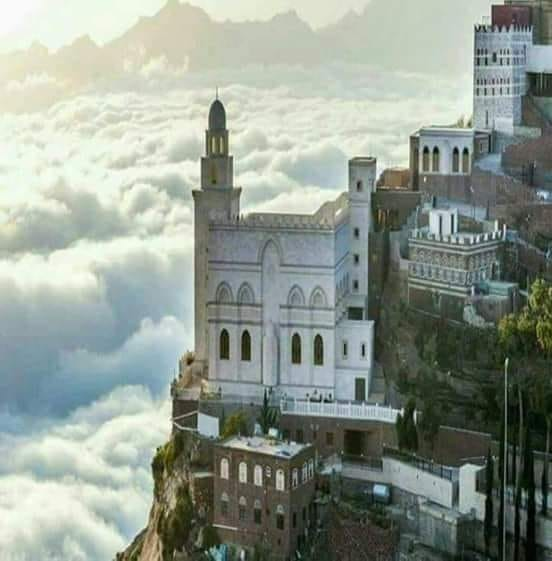El único pueblo del mundo que rara vez llueve porque está por encima de las nubes. Es el pueblo de Al-Hateeb, en el área de Haraz del distrito de Manakhiya, al oeste de la capital Yemení, Sana'a.
Este pueblo está habitado por 400 personas famosas por cultivar el original Café