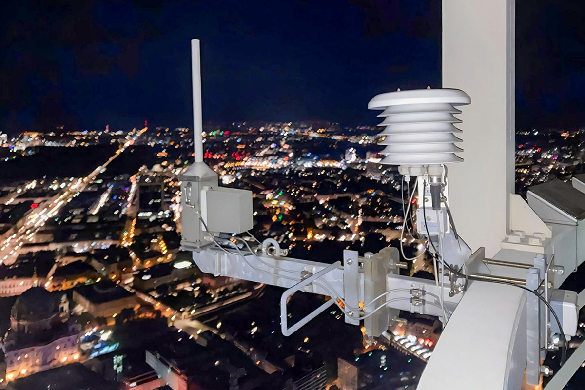 wetter_x's tweet image. Montage mit Ausblick - Arbeiten auf Deutschlands höchstem Bauwerk 
#Windsensor auf der äußersten Spitze des Berliner Fernsehturms zu wechseln, ging es in 368 m hoch hinaus😶🌫️.
/T
🖱️
dwd.de/DE/wetter/them…
Quelle: @DWD_presse