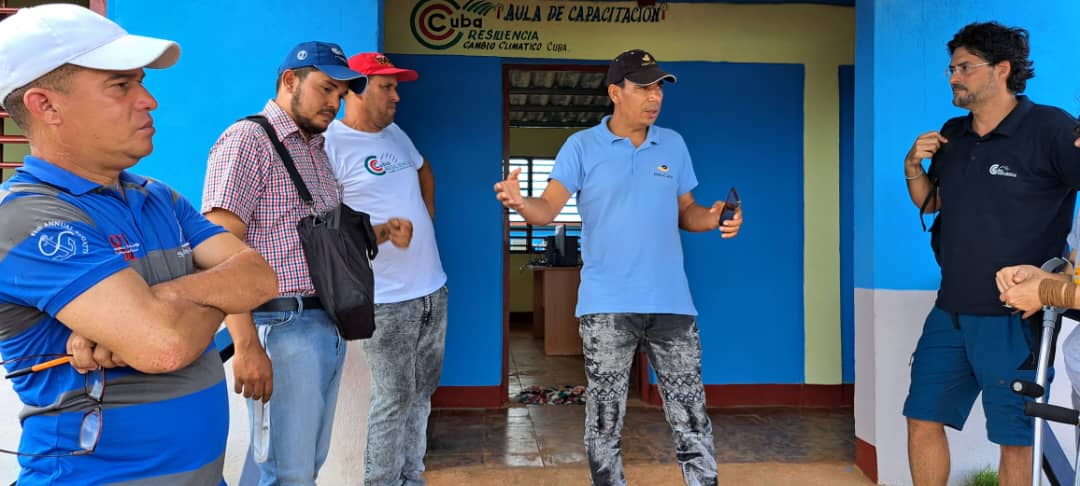 #Cuba, #Resiliencia.
En #Maisí, el coordinador de la Agencia Italiana de Cooperación para el Desarrollo , resultados de trabajos y perspectivas, fortalecer la capacidad organizativa y productiva y la resiliencia al cambio climático.