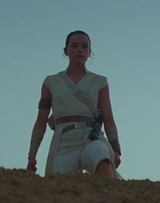 I watched #TheRiseOfSlywalker SO MANY times and I just realized for the first time that Rey has her new lightsaber on her belt the entire time on Tatooine. So cool. 🤯
(somehow I always thought she grabbed it from her little bag when she activates it 😅)