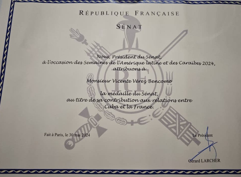 FinlayInstituto's tweet photo. Nuestro director general, @BencomoVerez , recibió hoy la Medalla del Senado francés, que distingue a latinoamericanos y caribeños que han contribuido en el fortalecimiento de las relaciones entre nuestras naciones y el país galo 🇨🇺. https://t.co/5GUsQoJcmR