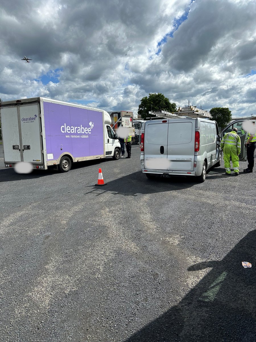 #EdinburghRP carried out a check with DVSA at Newbridge, the following offences detected 5 No Mot 2 Not wearing seatbelts 1 No Insurance/Licence 2 VDRS tickets for lighting /mechanical defects/tyres 4 Immediate, 1 delayed prohibition for multiple mechanical defects #Fatal5