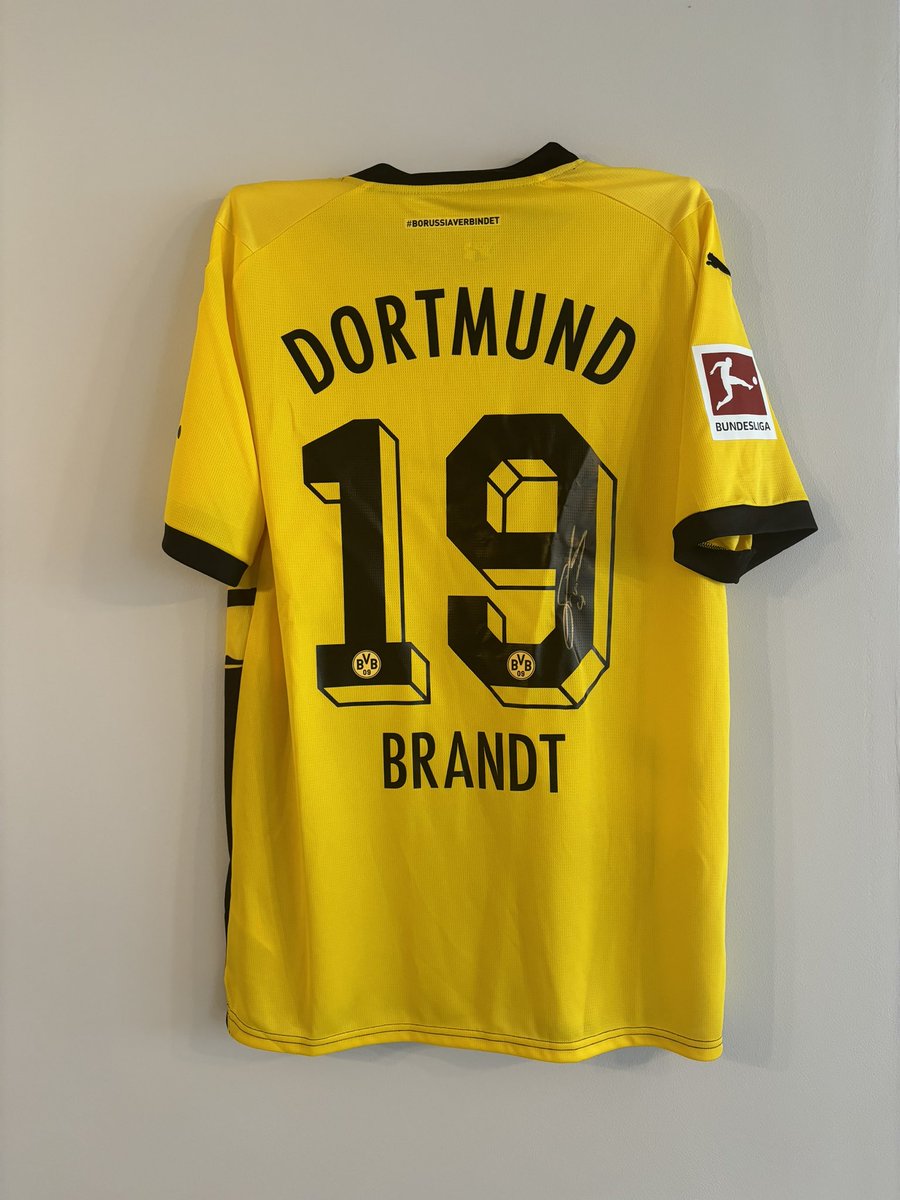 signedfshirts's tweet photo. Dortmund fans #bvbfans
Champions League finalists 🏆
Pre-order:
Reus, Hummels & Brandt framed
All items come with video proof 🎥 https://t.co/OC942j8wXN