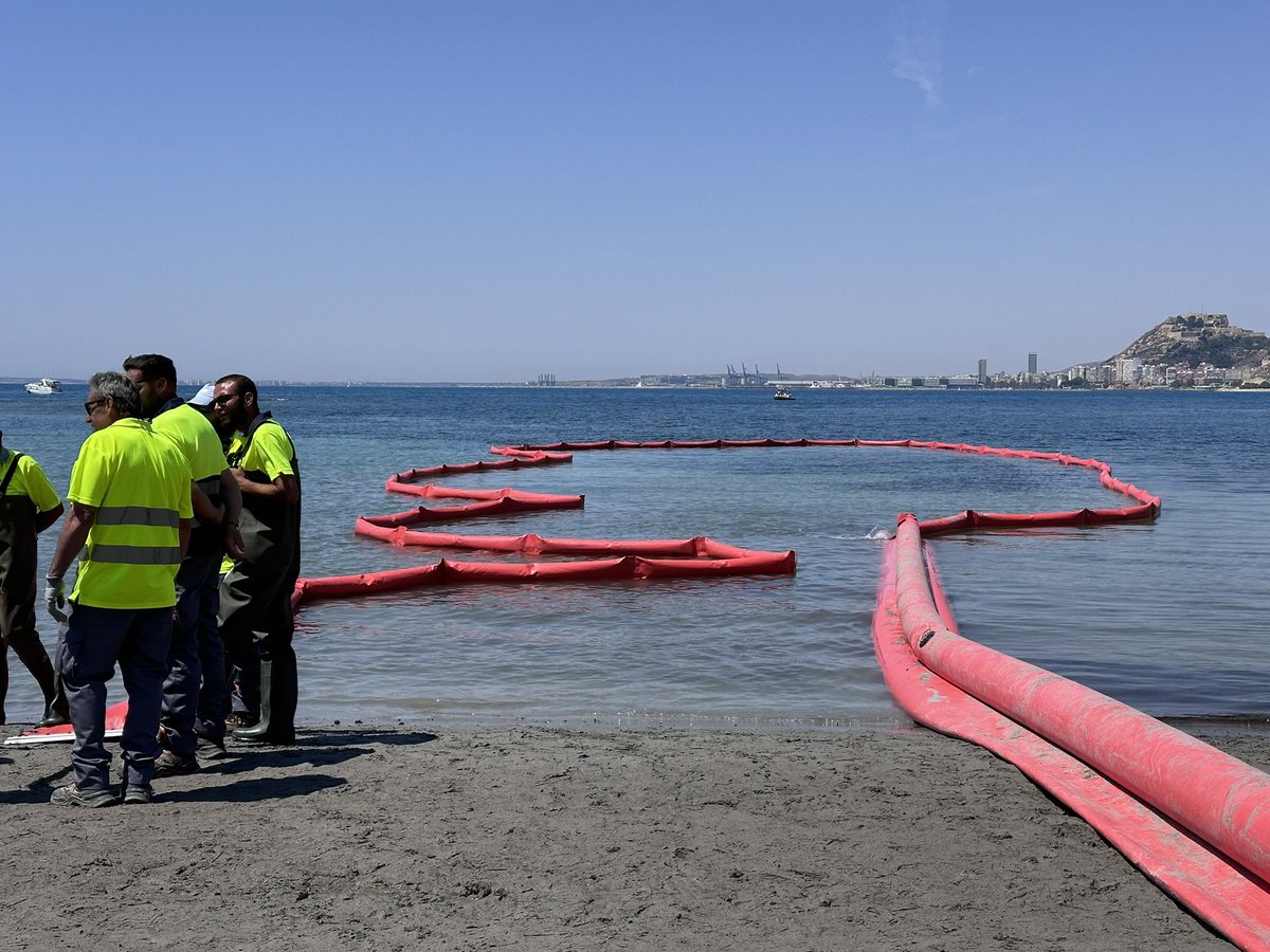 EugenioFraile's tweet photo. Simulacro de lucha contra la contaminación marina por hidrocarburos #planribera @mitecogob #alicante el @IEOoceanografia @CSIC participa como observador, con activación en nivel 2 del Plan Marítimo Nacional. 🚨La ciencia al servicio de la sociedad 🌎🌊 https://t.co/2DP3g0pE6X