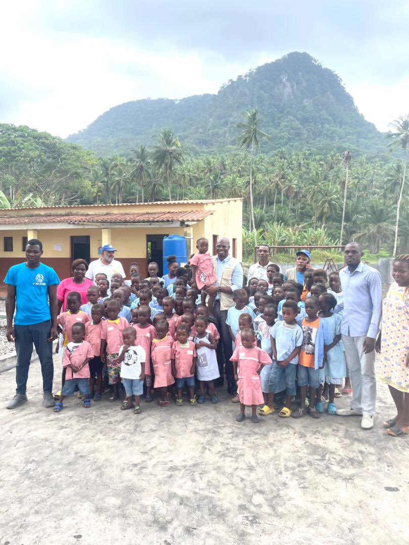 #SaoTome&Principe🇸🇹 School meals for girls and boys! @WFP is supporting the Home Grown School Feeding Program at this school in Santana by providing solar panels🌄🎛️🎚️, a school garden🏡🪴👨‍🌾 & rehabilitating the kitchen🧑‍🍳for sustainable education & nutrition outcomes #HGSF💪
