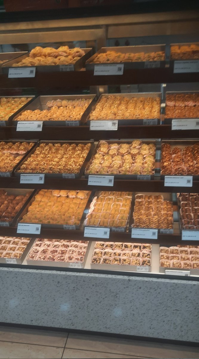 wings_twitz's tweet image. எத சாப்டறது ன்னு ஒன்னும் புரில பார்க்கும் போதே நாக்குல எச்சில் ஊறுது வித விதமான ஸ்வீட் ப்பா செம்ம
என்ன ஒன்னு வேலை செய்யவறங்க எல்லாம் வடக்கணுங்களா இருக்காங்க நாம என்ன கேக்குறோம் அவங்களுக்கு புரில அவங்க என்ன சொல்றாங்க ன்னு நமக்கும் புரில 😒

#shreemithai  #iyappanthangal