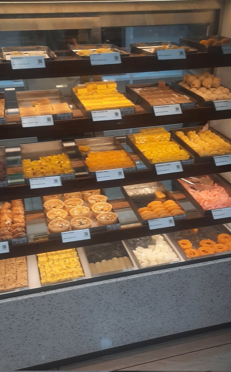 wings_twitz's tweet image. எத சாப்டறது ன்னு ஒன்னும் புரில பார்க்கும் போதே நாக்குல எச்சில் ஊறுது வித விதமான ஸ்வீட் ப்பா செம்ம
என்ன ஒன்னு வேலை செய்யவறங்க எல்லாம் வடக்கணுங்களா இருக்காங்க நாம என்ன கேக்குறோம் அவங்களுக்கு புரில அவங்க என்ன சொல்றாங்க ன்னு நமக்கும் புரில 😒

#shreemithai  #iyappanthangal