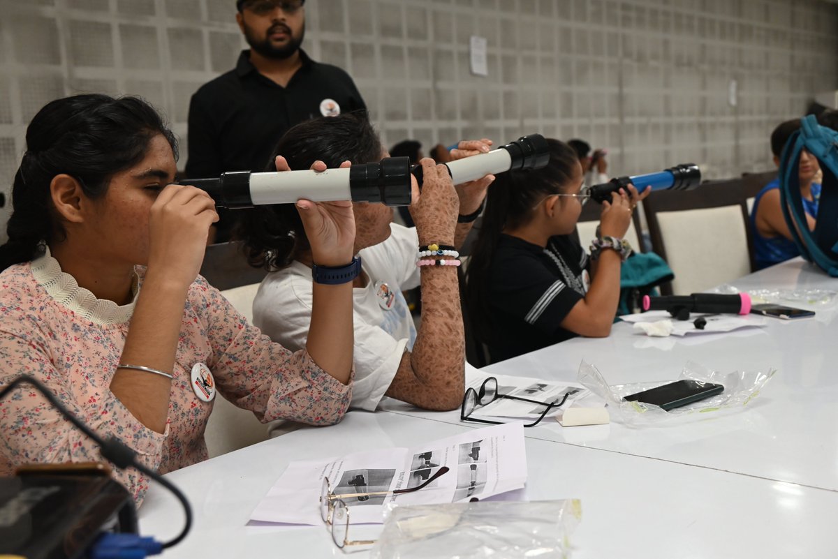 GujScienceCity's tweet image. Crafting visions of the cosmos! students delve into telescope making at Gujarat Science City.
#summerscienceprogram #ChaloScienceCity @indiadst @dstgujarat @jbvadar @infoGujarat @drvrajesh