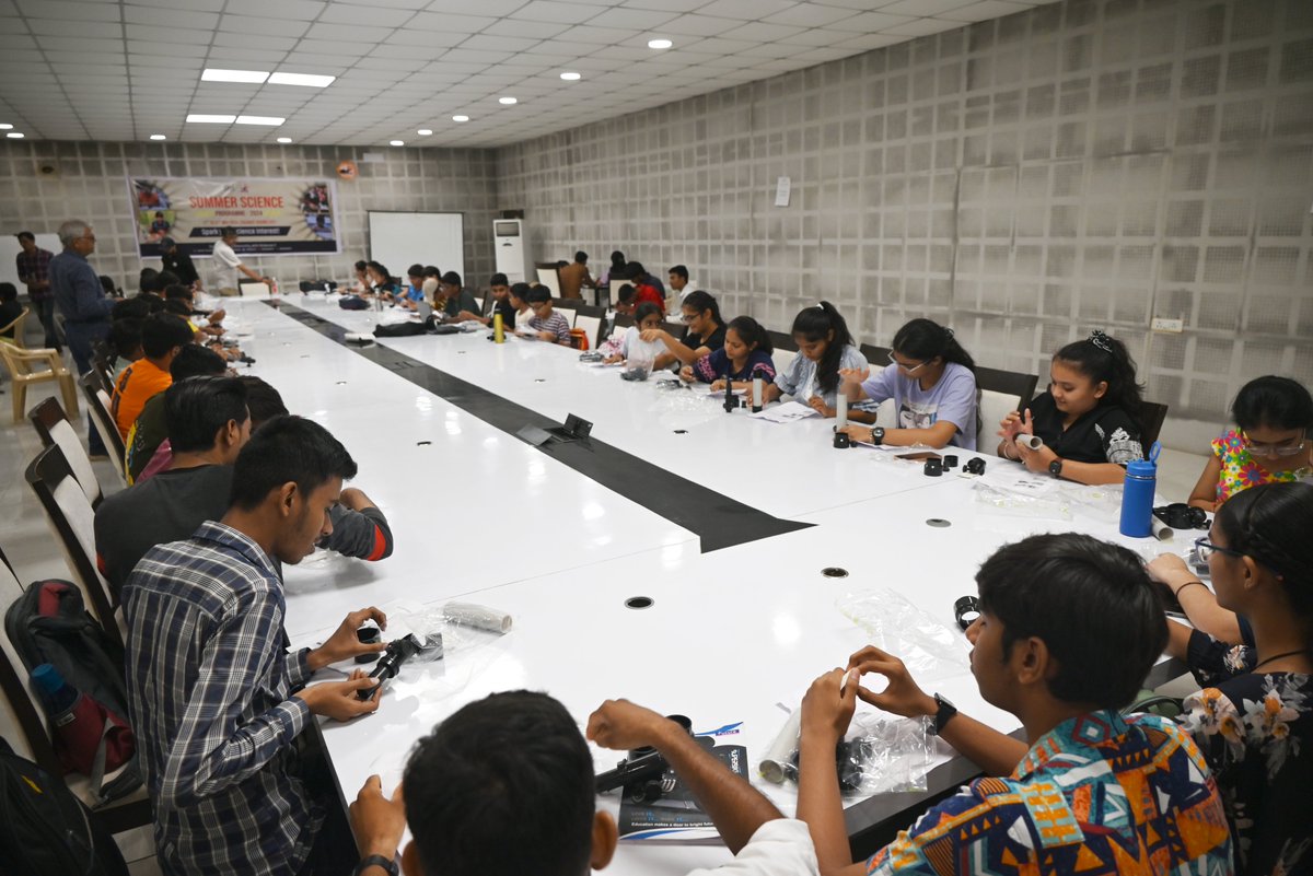 GujScienceCity's tweet image. Crafting visions of the cosmos! students delve into telescope making at Gujarat Science City.
#summerscienceprogram #ChaloScienceCity @indiadst @dstgujarat @jbvadar @infoGujarat @drvrajesh