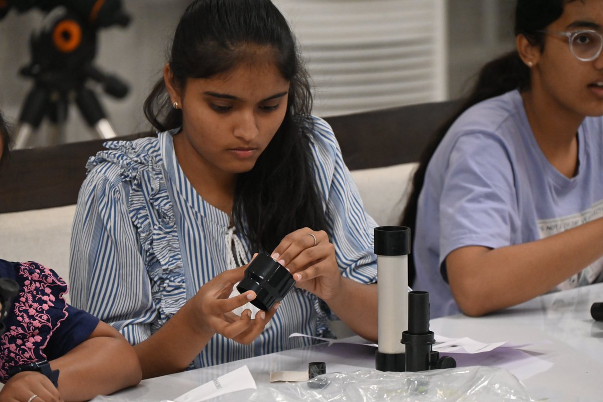 GujScienceCity's tweet image. Crafting visions of the cosmos! students delve into telescope making at Gujarat Science City.
#summerscienceprogram #ChaloScienceCity @indiadst @dstgujarat @jbvadar @infoGujarat @drvrajesh