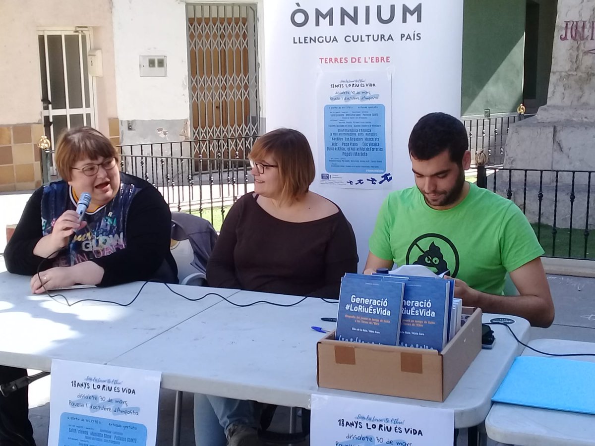 gloriuesvida's tweet photo. Demà aquesta imatge es repetirà a la @la2deViladrich, demà podrem tornar a veure a la @NurBlanch i @adelaguia_cat presentant un llibre amb la @dolorsroo (@OmniumEbre).

Presentació 'El català a la carta' (@adelaguia_cat - @Desdelsofa_cat)
🕢 19:00 h
📍C/ Despuig, 22 - Tortosa https://t.co/Df9LDVN1hg