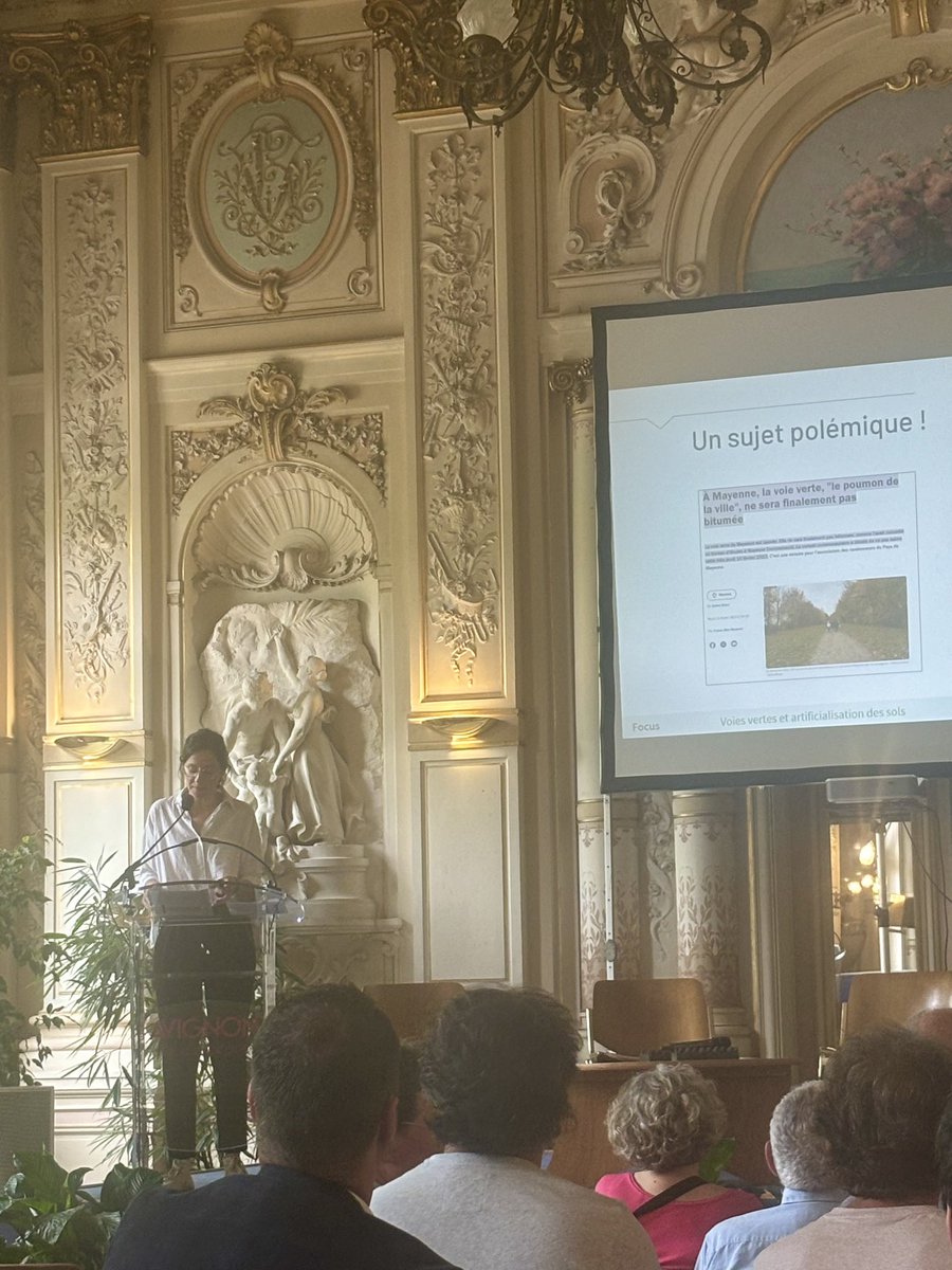 AF3V_officiel's tweet photo. 🎙️Dernier focus du colloque de l’@AF3V_officiel : l'artificialisation des sols avec la loi ZAN et l'intégration des voies vertes dans le calcul. Camille Perretta de chez @bl_evolution présente une étude visant à apaiser le débat et à trouver des solutions durables.
#AF3VLive https://t.co/3ShuJkt6TV