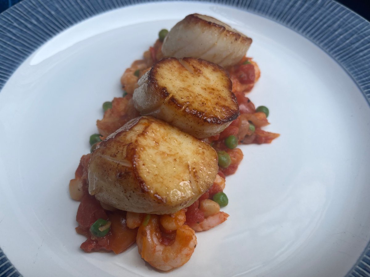 Seared King Scallops. Tomato, borlotti beans, garden peas, oregano, Norwegian prawns 🦐 🫛 🍅  Which dishes are you loving from the menu? 🦞 Tell us in the comments ⬇️ #gambaglasgow #seafoodrestaurant #scallops #searedscallops #kingscallops #glasgowseafoodrestaurant