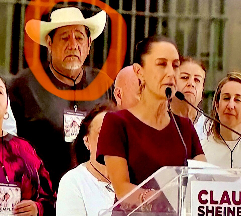 “Voya-ocu-parme de to-das las mu-je-res, Cla-ro que- siiiiiiii!!” 🤨 La arenga de Claudia en cierre de campaña en el Zócalo, ante miles de Acarreados, con el VIOLADOR Salgado Macedonio detrás! 🤷🏼‍♀️ #UnaAsesinaNoSeráPresidenta #NarcoPresidenteAMLO101