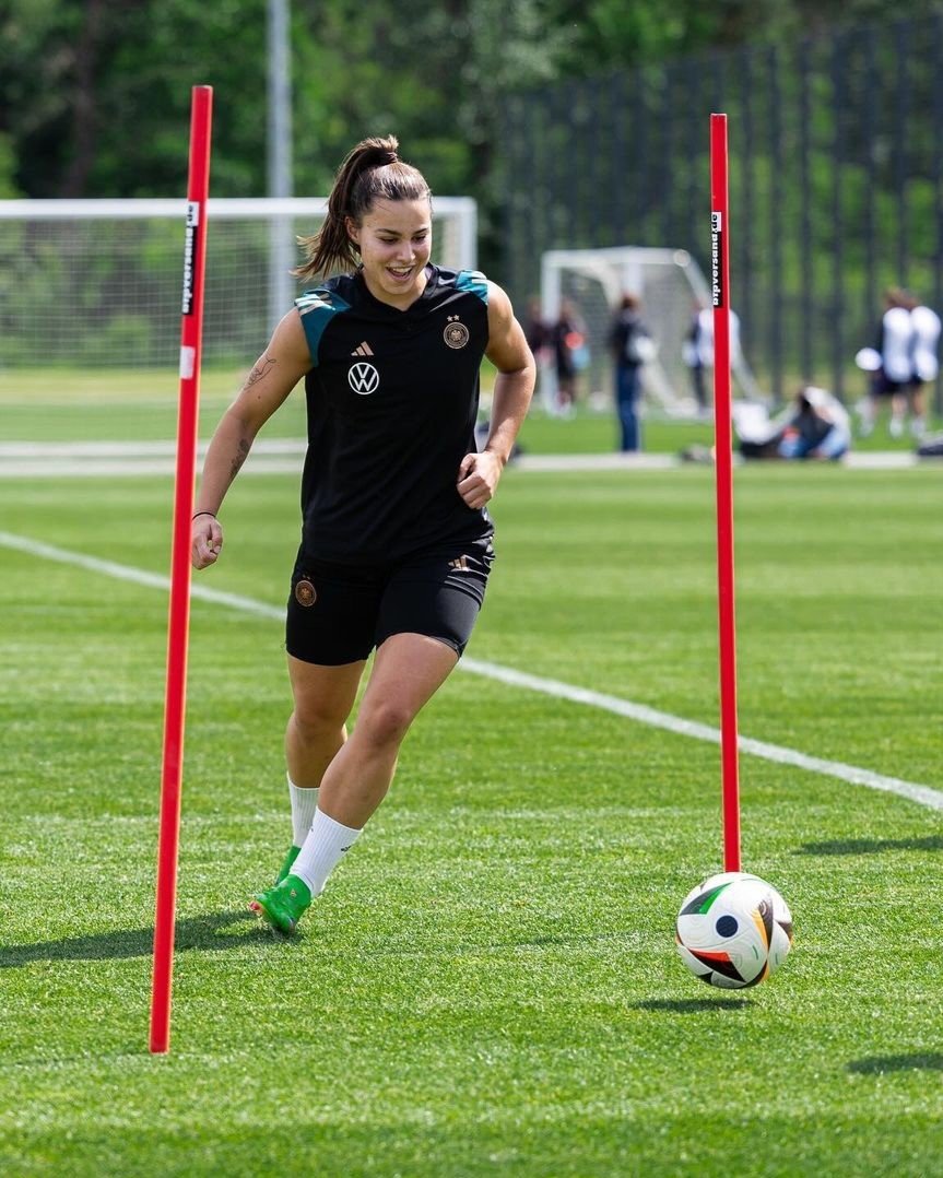 🇩🇪☀️ Fun in the sun 😁 📸: @DFB_Frauen #WEURO2025