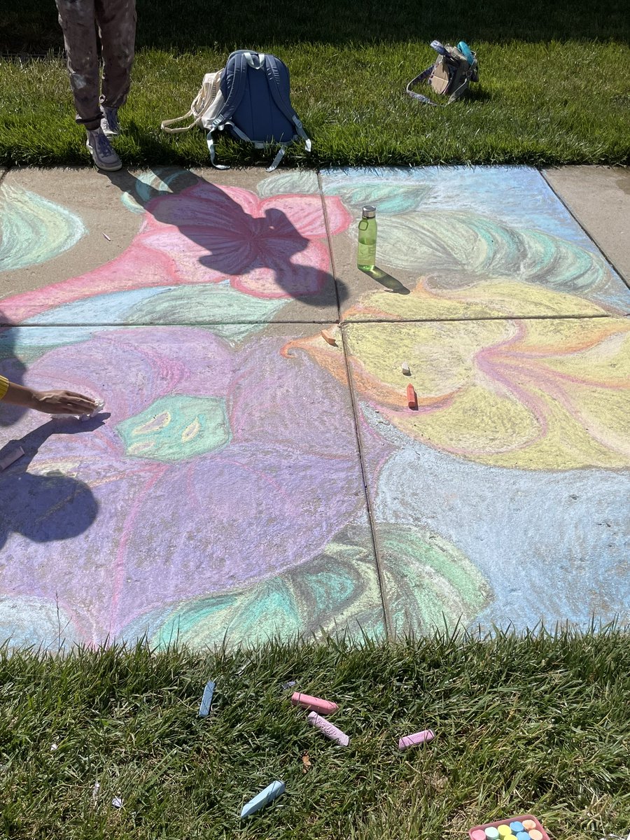 WWP_Arts's tweet image. Sidewalk art in progress at High School South’s art field day! #wwprsd