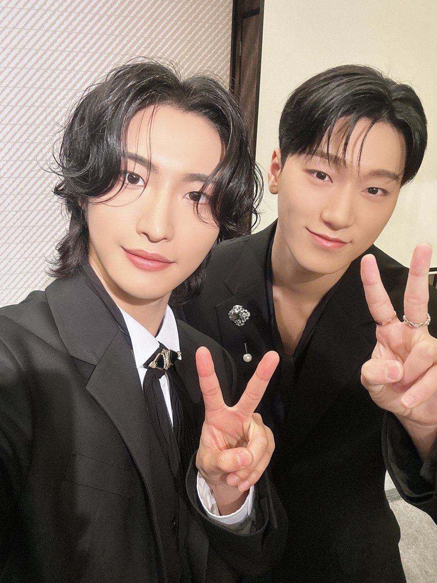 📷] DAILY ATEEZ | GOLDEN HOUR Preview Live SanHwa behind selca