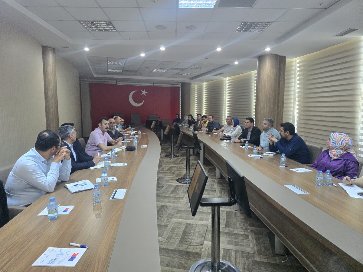 ABBaskanligi's tweet photo. Başkanlığımızca #IPAdemi eğitimleri kapsamında ve @ahilerkalkinma Koordinatörlüğünde; içlerinde @aksaraybel, @aksarayozelidar, @Aksaray_MEM, @aksarayedutr, @AFAD_Aksaray, @tkdkaksaray, @aksarayash temsilcilerinin de olduğu kurumlara AB projelerine yönelik eğitim düzenlendi. https://t.co/HTKwyEF7Go