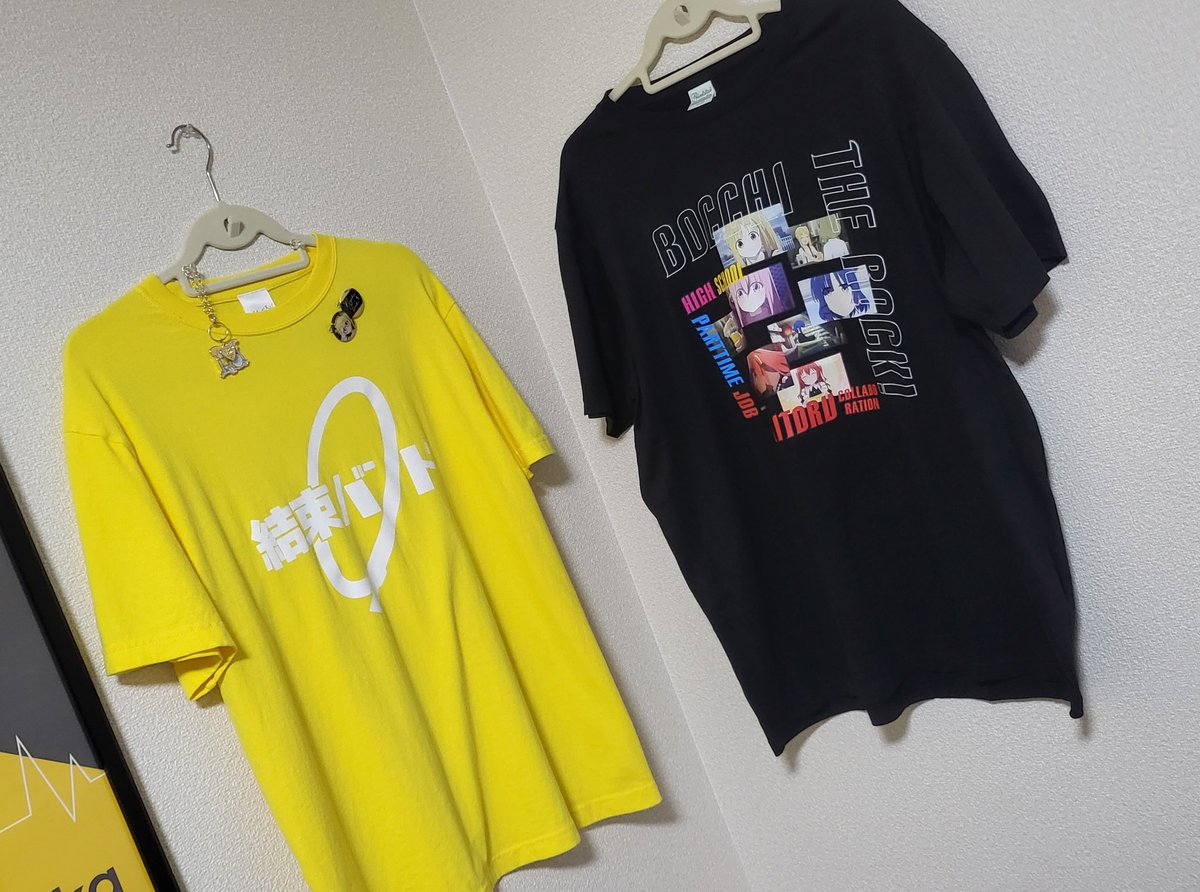 バイトルのぼざろTシャツ届いた！！デザイン良すぎる！！
結束バンドTシャツの横に飾りました！応募系自体当選するの初めてなのに2回も当選するなんて嬉しすぎる！！